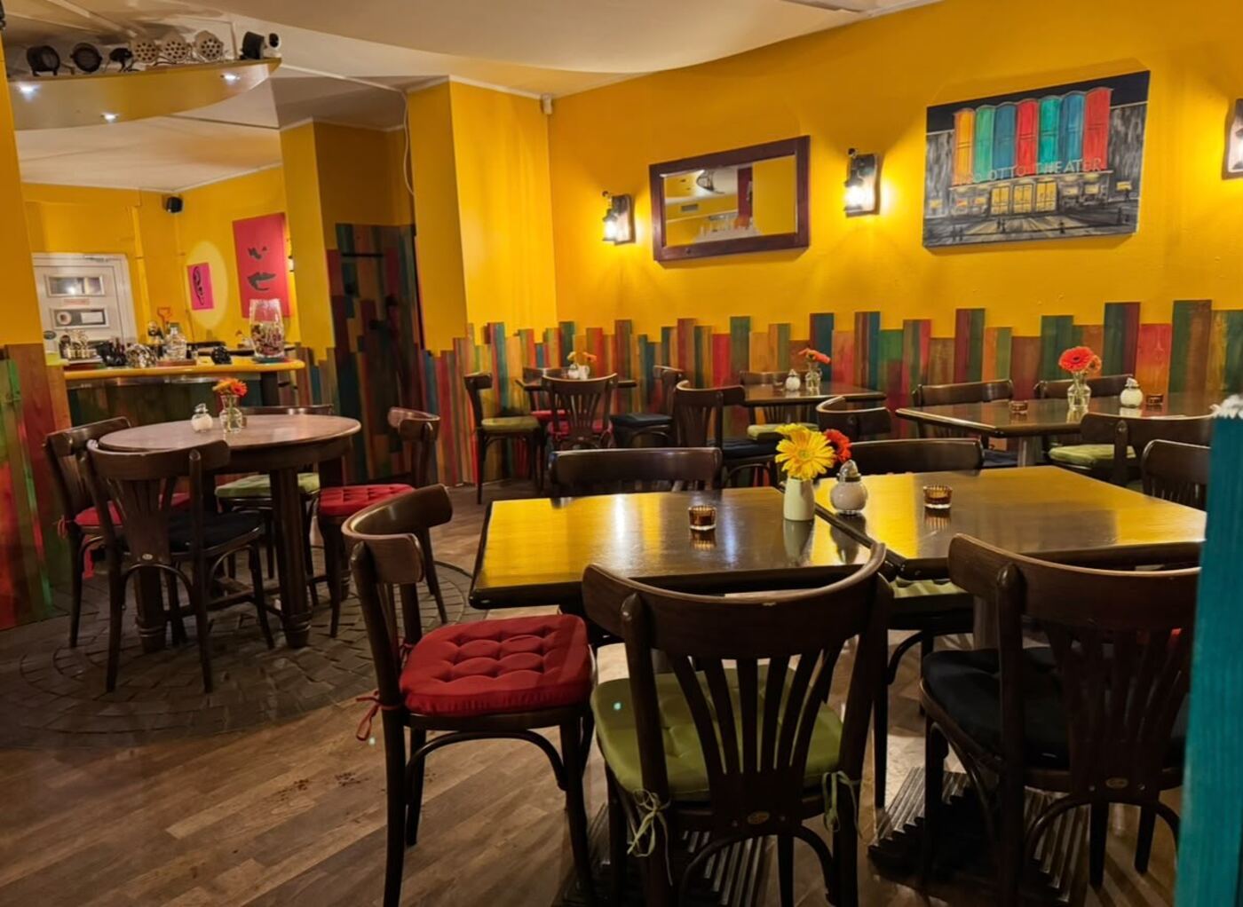 Bar- und Loungebereich des zum Verkauf stehenden Restaurants mit Sitzgruppen und Wandbild des Teo Otto Theaters