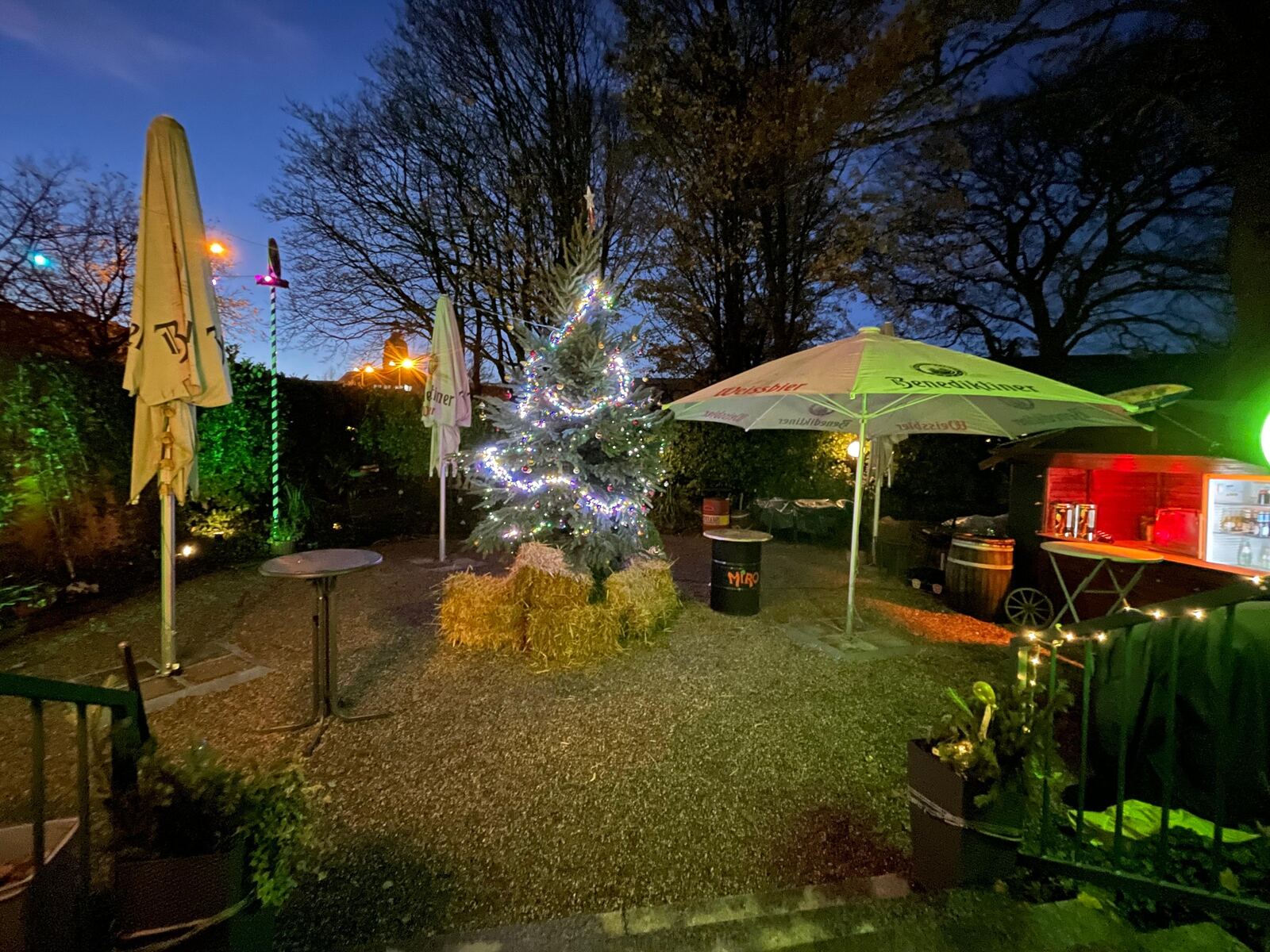 Biergarten des Restaurants am Abend mit Beleuchtung und Getränkestand