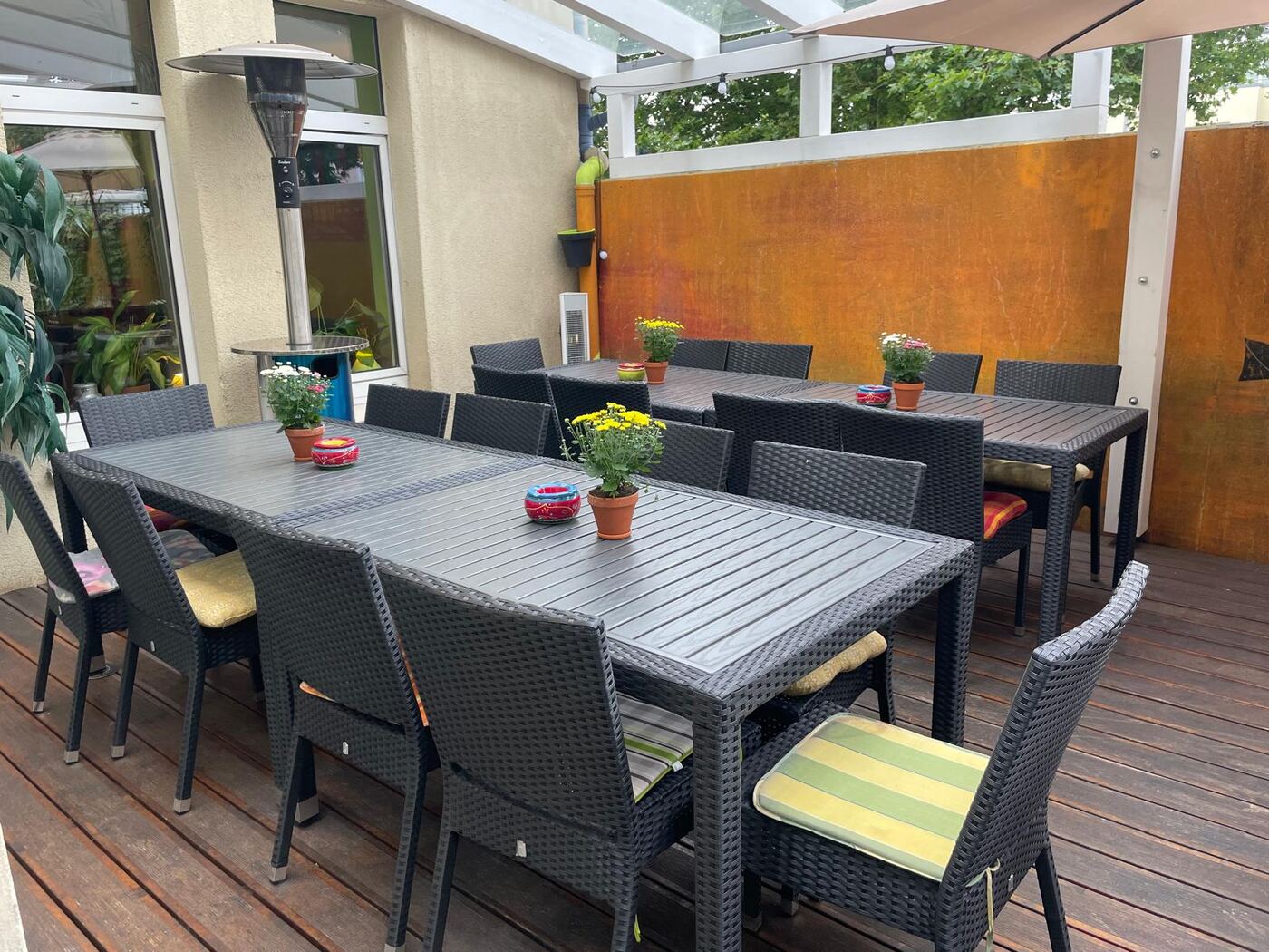Überdachte Terrasse des Restaurants mit Sitzgruppen und Heizstrahler