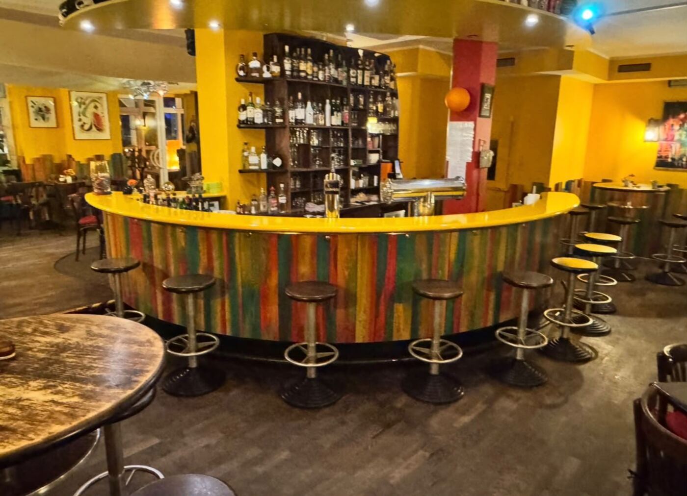 Geschwungene Theke mit Zapfanlage und Barhockern im zum Verkauf stehenden Restaurant